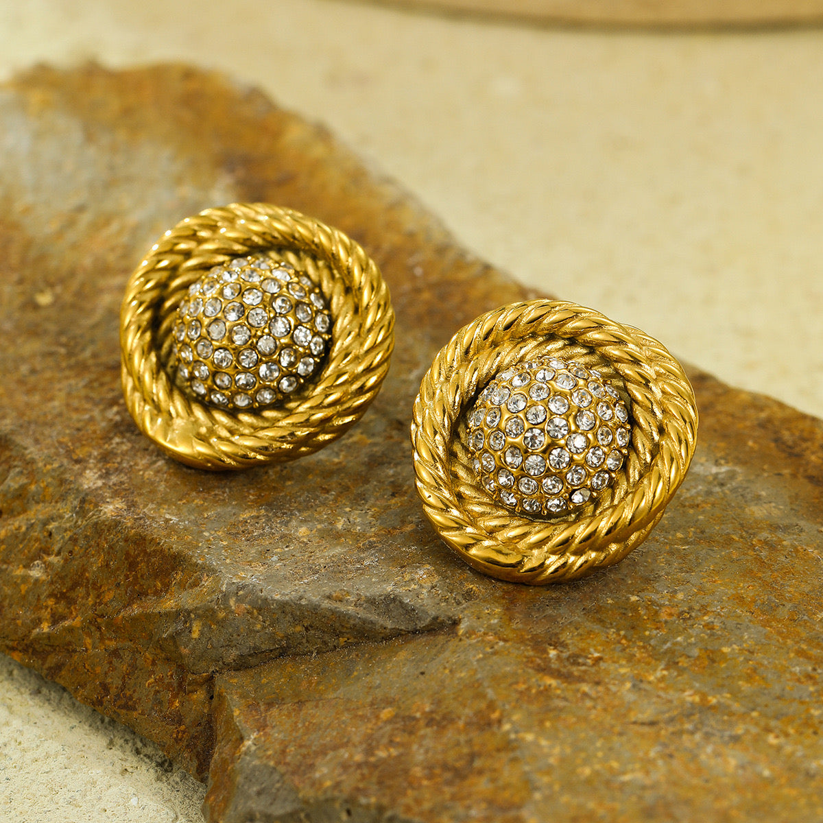 Pendientes dorados redondos